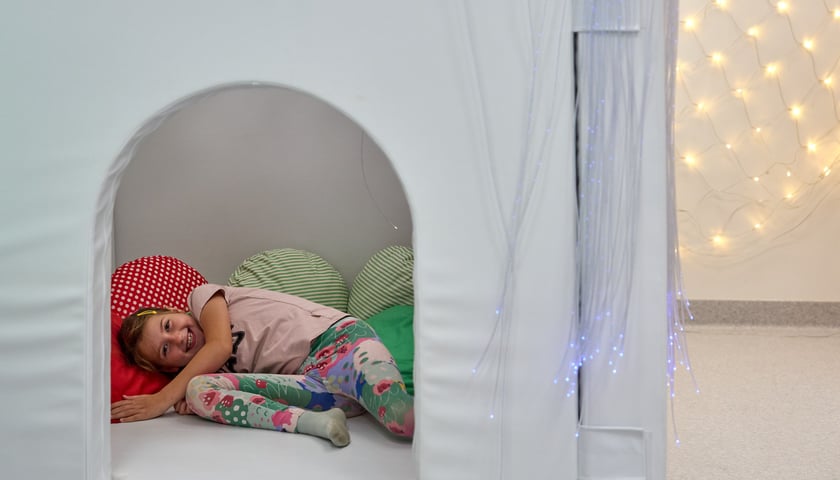 Sala integracji sensorycznej w przedszkolu integracyjnym nr 35 &bdquo;Tęczowy Domek&rdquo; przy ul. gen. K. Pułaskiego prezentowana podczas konferencji zorganizowanej 23 sierpnia z okazji uruchomienia we Wrocławiu 35 nowych sal
