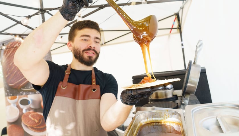 Mężczyzna polewa naleśnik karmelem (Gastro Miasto 24.08.2024) 