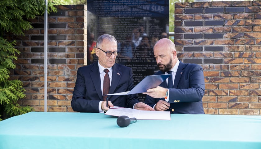 <p>Podpisanie porozumienia: przewodniczący dolnośląskiej &bdquo;Solidarności&rdquo; Kazimierz Kimso i prezydent Wrocławia Jacek Sutryk</p>
