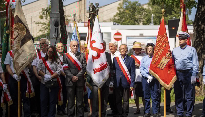<p>Składanie kwiat&oacute;w pod pomnikiem "Solidarności"</p>