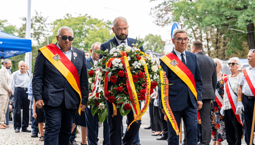 Prezydent Wrocławia Jacek Sutryk i reprezentacja Rady Miejskiej Wrocławia. Składanie wieńców pod tablicą "Solidarności" przy Centrum Historii Zajezdnia we Wrocławiu