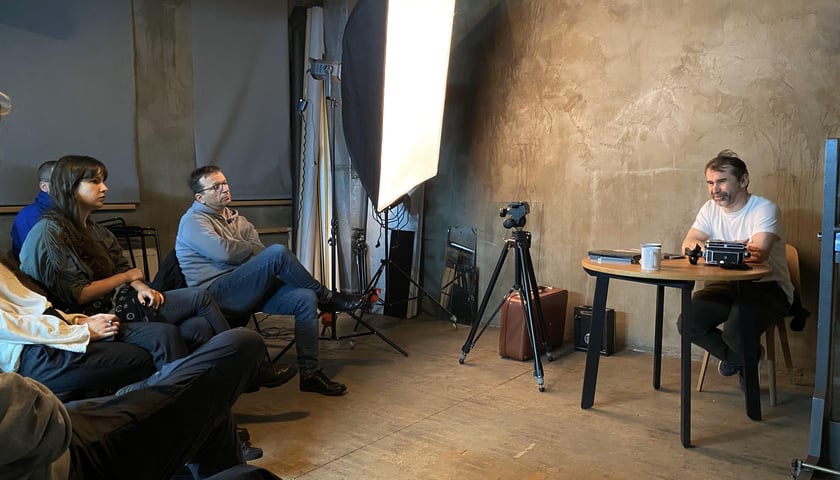Zajęcia w pracowni fotograficznej Krzysztofa Solarewicza w Ośrodku Postaw Twórczych na Gaju