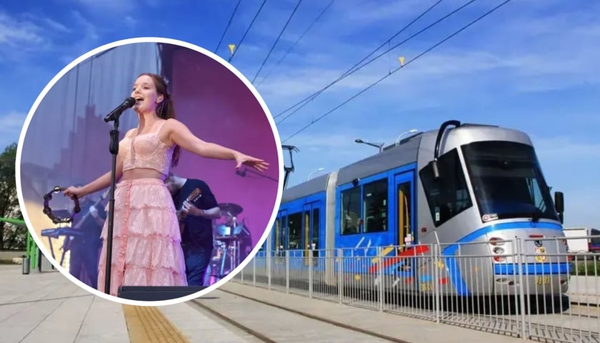 W kółeczku - sanah. W tle - tramwaj na przystanku przy stadionie na Pilczycach