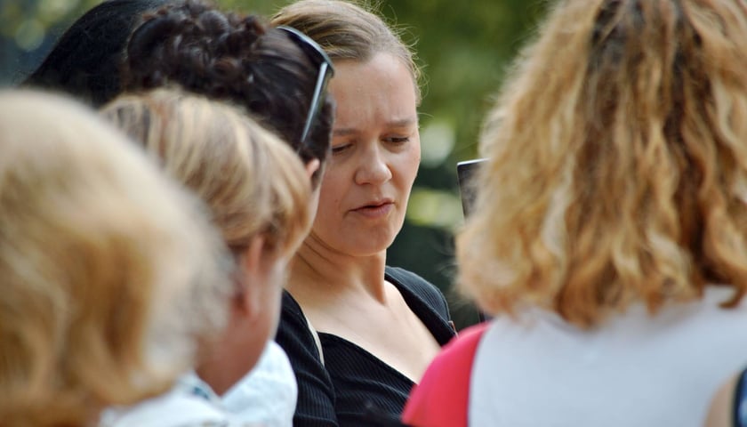 Powiększ obraz: <p>Spacer sąsiedzki po Psim Polu (18.08.2024), oprowadzają Monika Glińska i Zhanna Nogina</p>