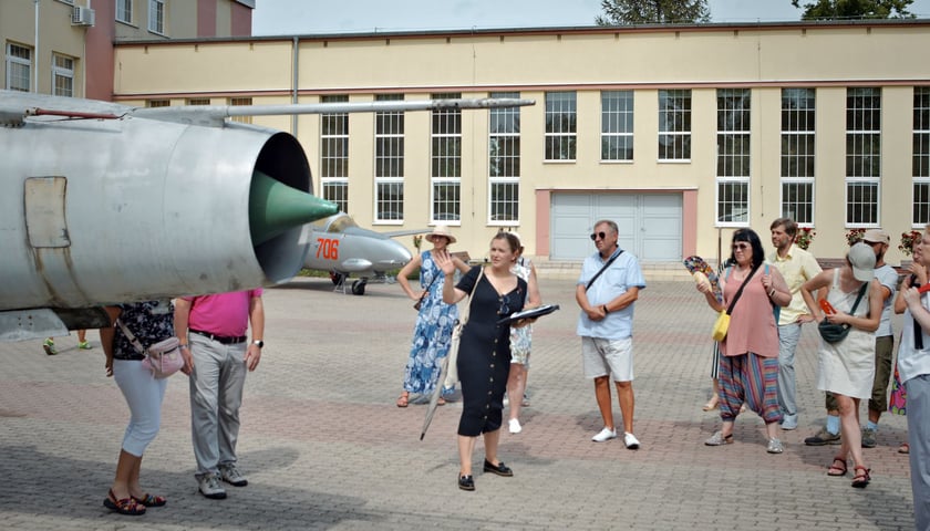 Powiększ obraz: <p>Spacer sąsiedzki po Psim Polu (18.08.2024), oprowadzają Monika Glińska i Zhanna Nogina</p>