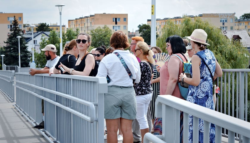 Powiększ obraz: <p>Spacer sąsiedzki po Psim Polu (18.08.2024), oprowadzają Monika Glińska i Zhanna Nogina</p>