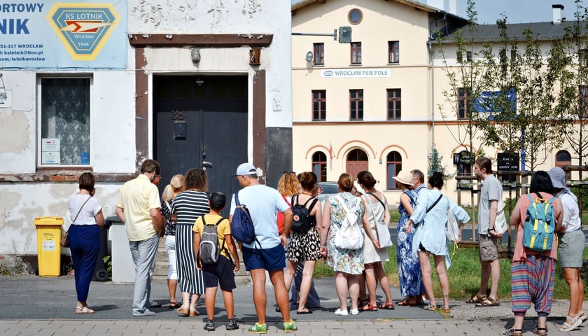 Powiększ obraz: <p>Spacer sąsiedzki po Psim Polu (18.08.2024), oprowadzają Monika Glińska i Zhanna Nogina</p>
