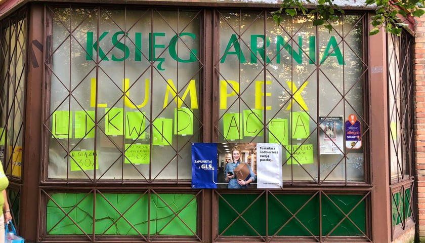 Zamknięta księgarnia DODO przy ul. Czarnieckiego 11C na osiedlu Szczepin we Wrocławiu