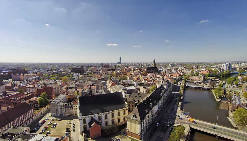 Zdjęcie lotnicze z panoramą Wrocławia, zdjęcie ilustracyjne