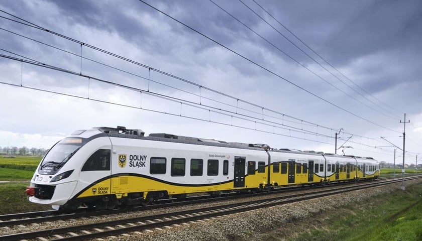 Pociąg KD na trasie przez Dolny Śląsk