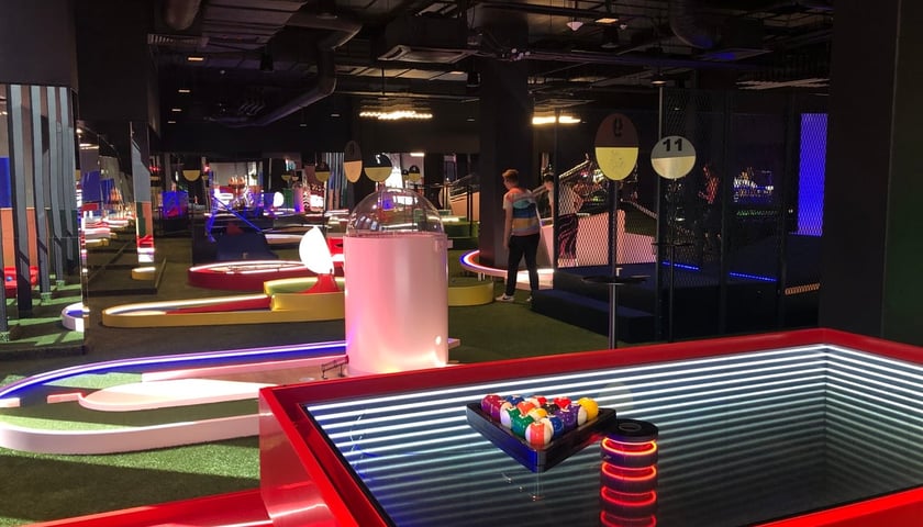 Zagrywki to activity bar we Wrocławiu, gdzie wśród atrakcji czekają na nas m.in.: mini golf, karaoke i beer pong.