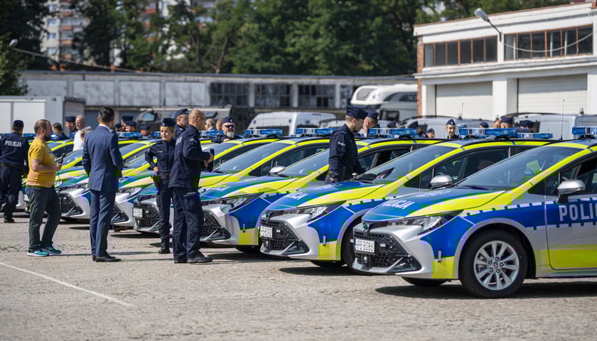 Przekazanie 36 hybrydowych aut dolnośląskiej policji (28.08.2024)&nbsp;