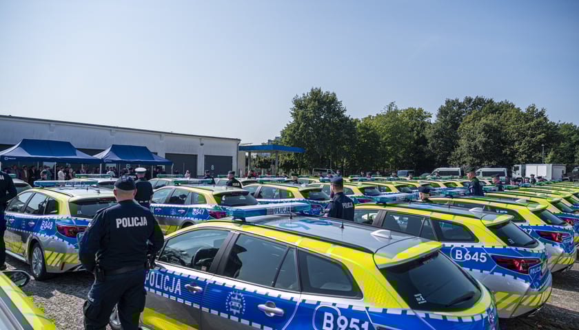 Przekazanie 36 hybrydowych aut dolnośląskiej policji (28.08.2024)&nbsp;