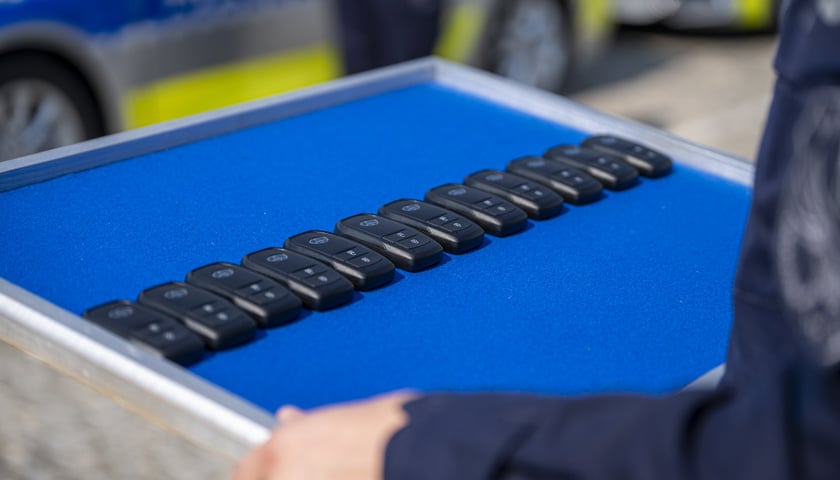 Przekazanie 36 hybrydowych aut dolnośląskiej policji (28.08.2024)&nbsp;