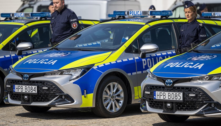 Przekazanie 36 hybrydowych aut dolnośląskiej policji (28.08.2024)&nbsp;