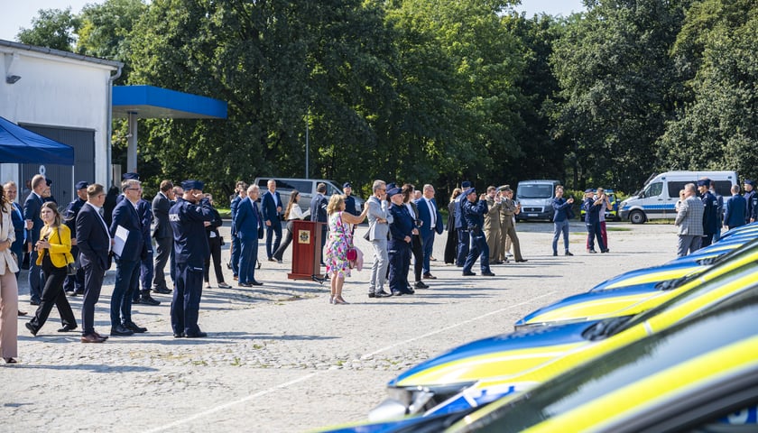 Przekazanie 36 hybrydowych aut dolnośląskiej policji (28.08.2024)&nbsp;