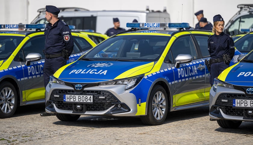 Przekazanie 36 hybrydowych aut dolnośląskiej policji (28.08.2024)&nbsp;