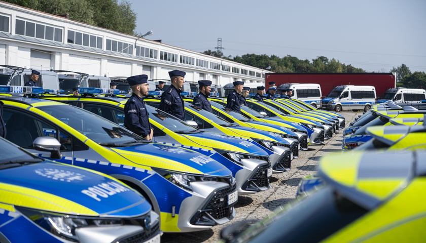 Rząd samochodów policyjnych. Przekazanie 36 hybrydowych aut dolnośląskiej policji (28.08.2024) 