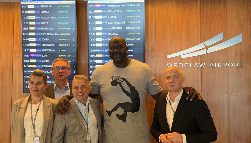 Shaquille O'Neal z władzami i pracownikami wrocławskiego lotniska (m.in. na zdjęciu od prawej strony prezes Portu Lotniczego Karol Przywara, z drugiej strony stoi Cezary Pacamaj, wiceprezes zarządu, na zdjęciu z tyłu - Dariusz Kowalczyk, wiceprezes Portu)