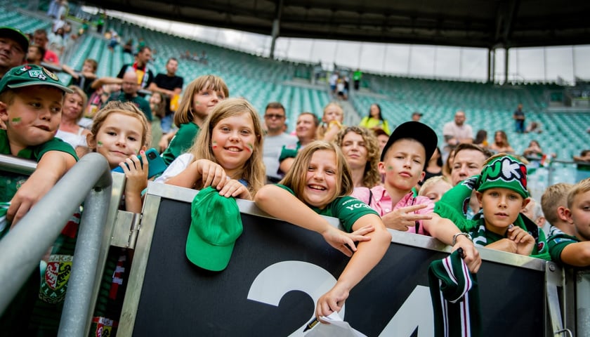 „Dzieci na stadionie” - specjalna akcja Śląska na domowy mecz ze Stalą Mielec. Na zdjęciu dzieci dopingują Śląsk podczas meczu na Tarczyński Arenie