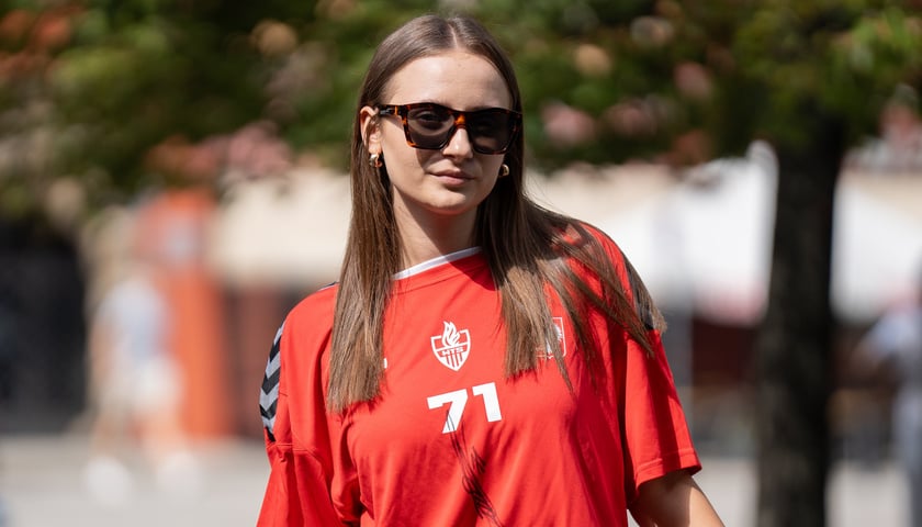 Dziewczyna ubrana w podpisaną koszulkę przez Macieja Janowskiego