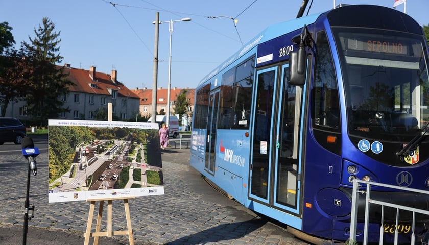 Stojak z wizualizacją trasy Swojczyce - Sępolno, obok tramwaj 9, pętla na Sępolnie, 30 sierpnia 2024