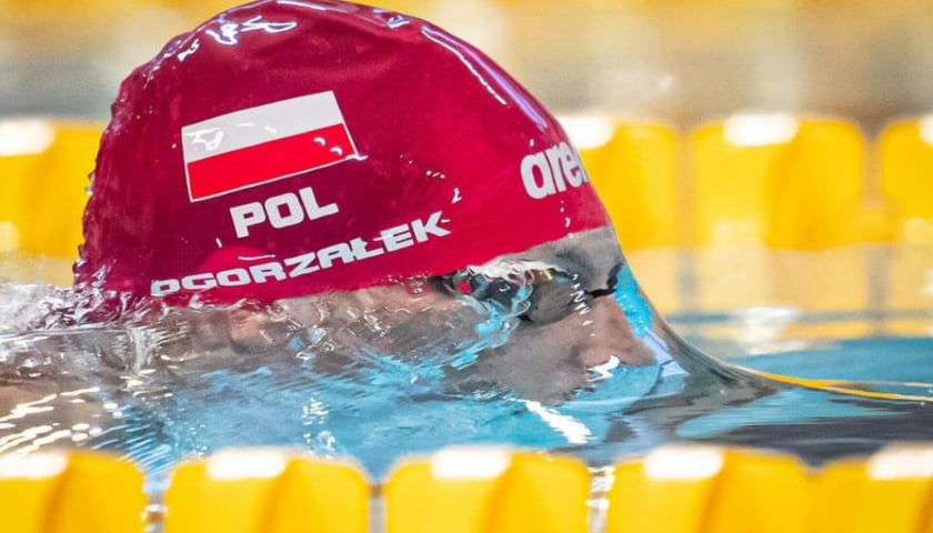 Alan Ogorzałek podczas pływania (widać tylko wynurzającą się głowę)