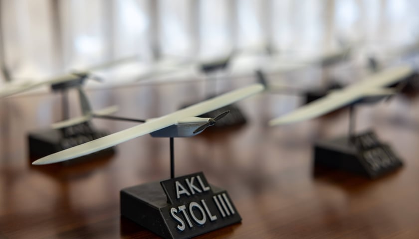 Zbliżenie na statuetkę z samolotem i tabliczką z napisem AKL STOL III