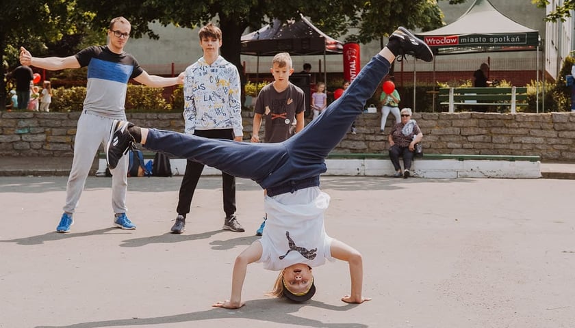Powiększ obraz: Dzieci tańczące breake dance