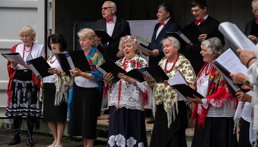 <p>Mikrogranty, zdjęcie archiwalne. Na zdjęciu ch&oacute;r senior&oacute;w</p>