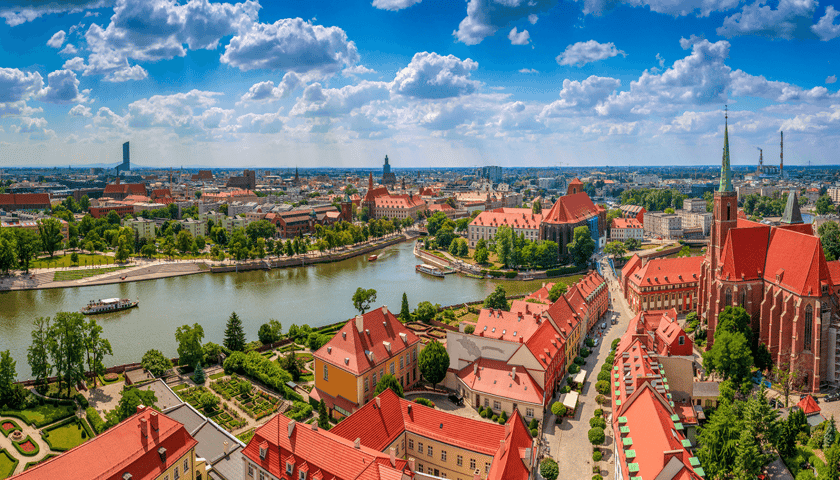 Na zdjęciu Panorama Wrocławia widoczna z wieży widokowej Archikatedry Świętego Jana Chrzciciela we Wrocławiu na Ostrowie Tumskim. Sprawdź wszystkie Punkty Widokowe we Wrocławiu!