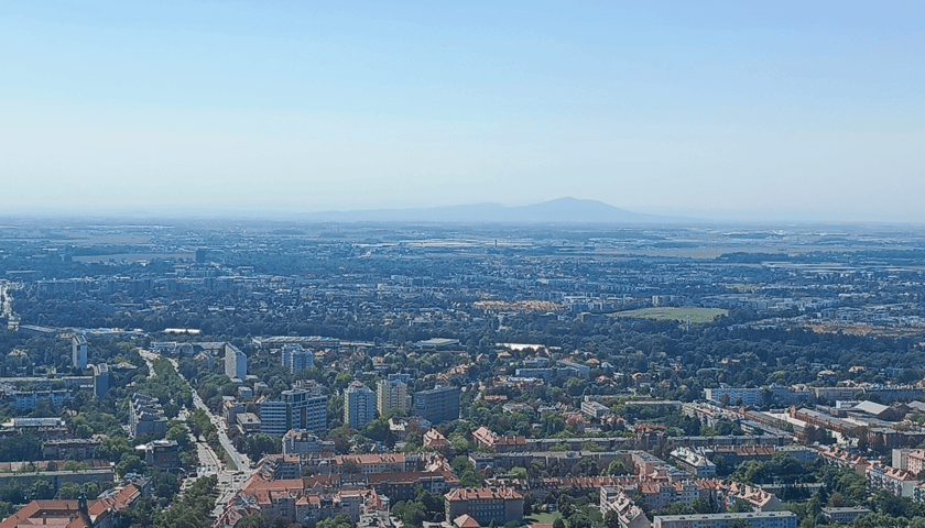 Na zdjęciu widok na Ślężę uchwycony z tarasu widokowego Sky Tower.