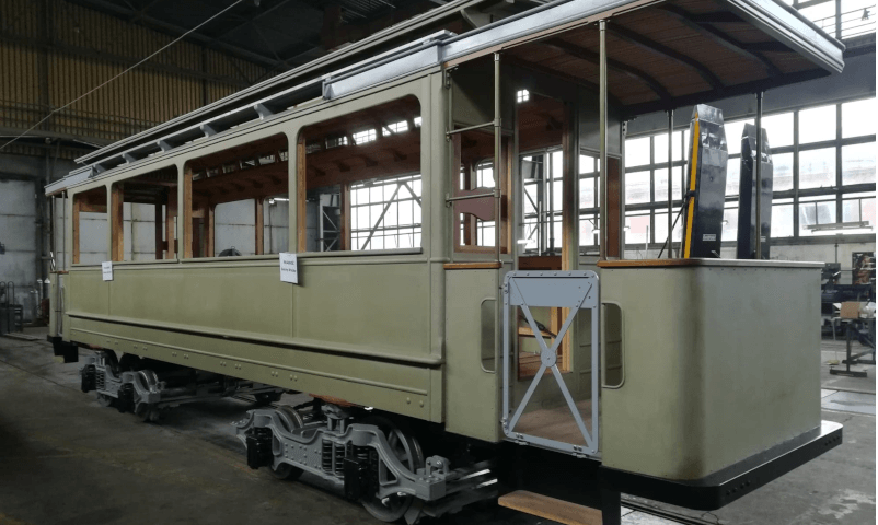 remontowany we Wrocławiu tramwaj typu Maximum z 1901 roku