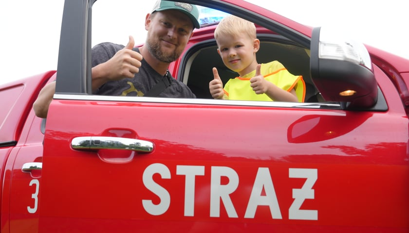 Piknik na Nadodrzu, 31 sierpnia. Na zdjęciu mężczyzna i chłopiec patrzą przez okno samochodu straży pożarnej 
