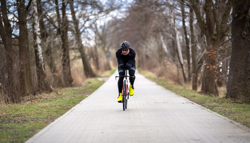 <p>Adrian Kostera na rowerze w okolicach Staw&oacute;w Milickich na Dolnym Śląsku</p>