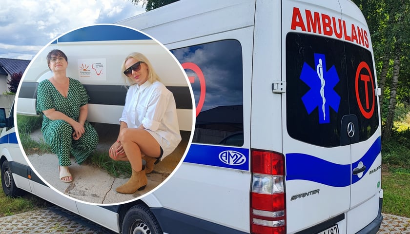 Na zdjęciu widać karetkę oraz 2 przedstawicielki Polskiej Fundacji dla Afryki.