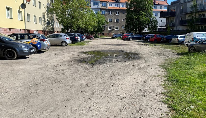 Nieutwardzona nawierzchnia przy ul. Borowskiej 188-202.
