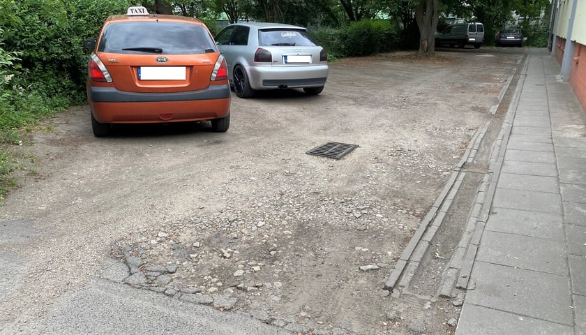 Nieutwardzona nawierzchnia przy ul. Olszewskiego 28-32.