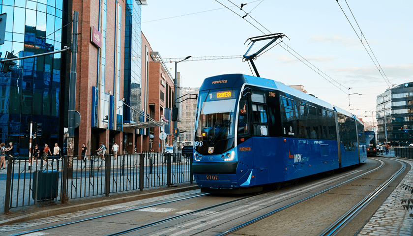 Na zdjęciu tramwaj we Wrocławiu. Sprawdź zniżki i ulgi dla studentów w komunikacji miejskiej.