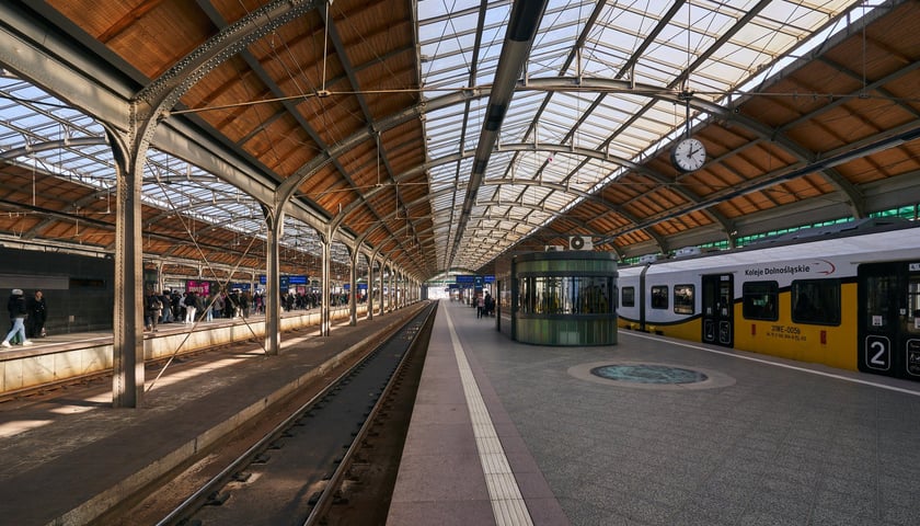 Stacja kolejowa z dworcem Wrocław Główny, marzec 2023