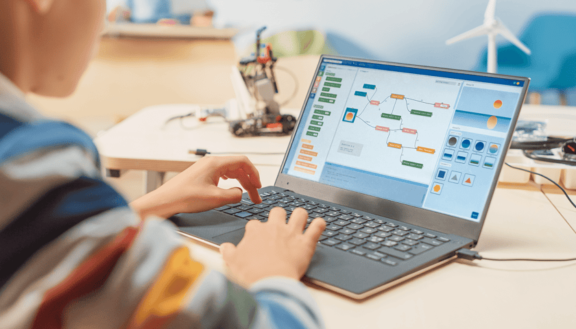 Uczeń na lekcji informatyki, zdjęcie ilustracyjne