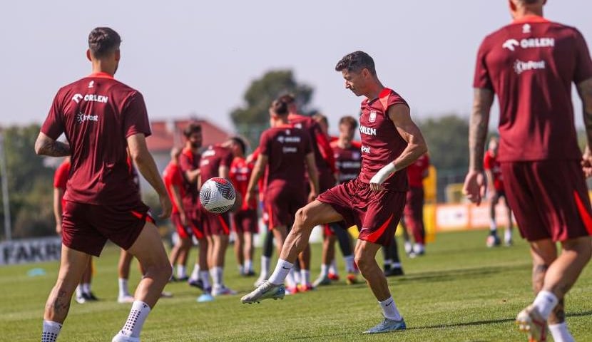 Trening reprezentacji Polski przed meczem Szkocja - Polska w Lidze Narodów. Robert Lewandowski podbija piłkę