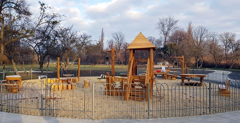Plac zabaw w parku na Niskich Łąkach