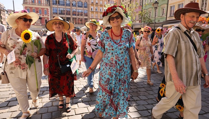 Kolorowy tłum osób w fantazyjnych nakryciach głowy podczas Parady Kapeluszy - zeszłoroczna edycja Dni Seniora