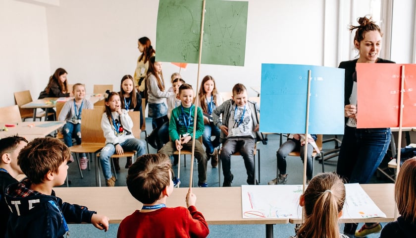 Grupa dzieci podczas lekcji wychowawczej, zdjęcie ilustracyjne