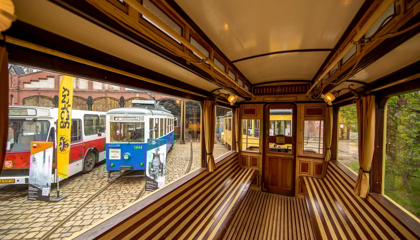 wnętrze zabytkowego tramwaju
