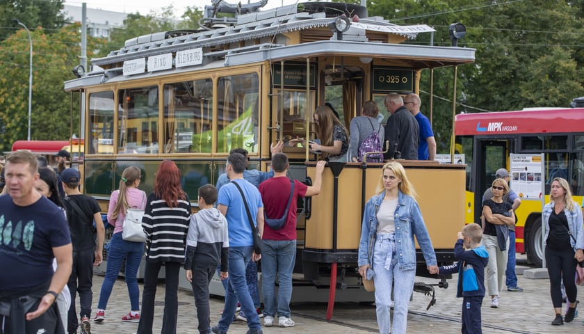 Dzień Otwarty Zajezdni Popowice, zdjęcie archiwalne. W centrum kadru zabytkowy tramwaj Maximum z 1903 roku , oglądany przez zwiedzających.