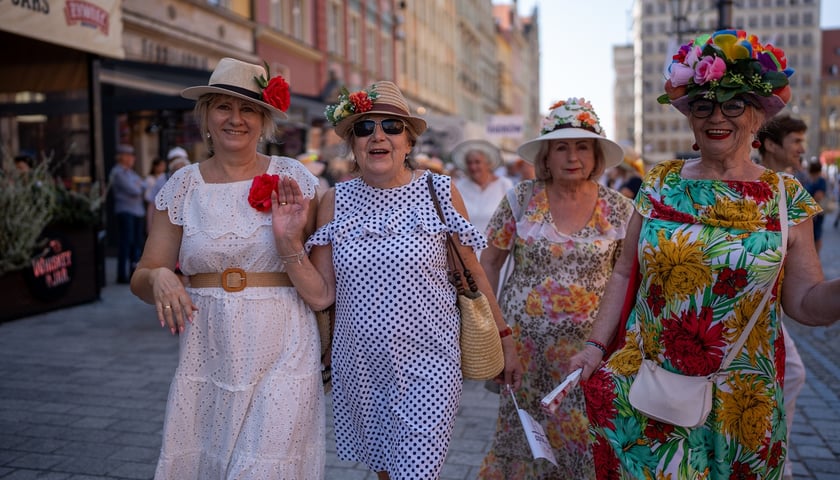Uśmiechnięte uczestniczki Marszu Kapeluszy 