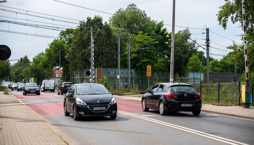Ile mandat&oacute;w w 2024 r. we Wrocławiu dostali kierowcy przejeżdżający w miejscach, gdzie są ż&oacute;łte kamery CANARD RedLight? (dane z trzech kwartał&oacute;w 2024 roku).
&nbsp;
&ndash;&nbsp;System na przejeździe na ul. Średzkiej zarejestrował w trzech kwartałach tego roku 3,5 tys. wykroczeń, natomiast na ul. Szczecińskiej 1,9 tys. wykroczeń&nbsp;&ndash; informuje rzecznik GITD i dodaje, że&nbsp;system na ul. Szczecińskiej uruchomiono 15 września 2023 roku, natomiast na ul. Średzkiej 13 lipca 2023 roku.