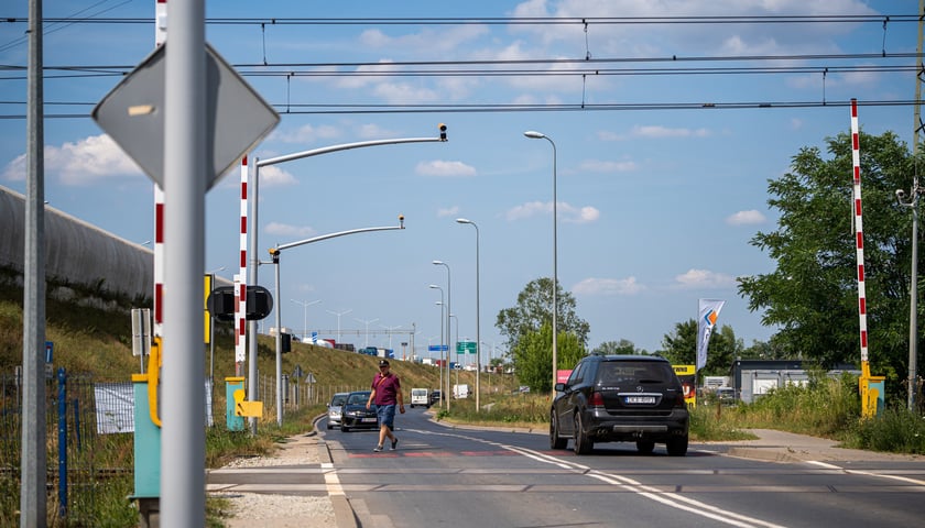 Przejazd kolejowy przy ul. Szczecińskiej
&ndash; Nie planuje się instalacji kolejnych system&oacute;w RedLight na skrzyżowaniach oraz przejazdach kolejowo-drogowych w woj. dolnośląskim &ndash; m&oacute;wi rzecznik prasowy Gł&oacute;wnego Inspektoratu Transportu Drogowego.